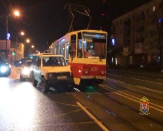 На Советском проспекте внедорожник на полном ходу врезался в трамвай из-за отвалившегося колеса