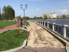 На Верхнем озере в Калининграде начали перекладывать тротуарную плитку (фото)