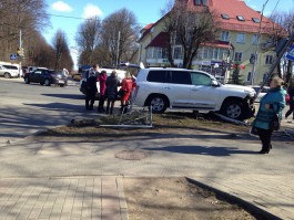 Очевидцы: В Калининграде после столкновения с легковушкой «Ленд Крузер» врезался в столб (фото)
