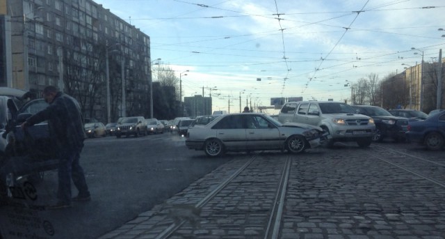 На перекрёстке Фрунзе и 9 Апреля столкнулись два автомобиля: образовалась пробка