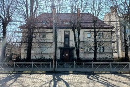 На проспекте Мира в Калининграде начали ремонт исторического дома с барельефом  (фото)