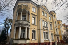 В Калининграде ищут подрядчика для ремонта дома с колоннами на улице Комсомольской 