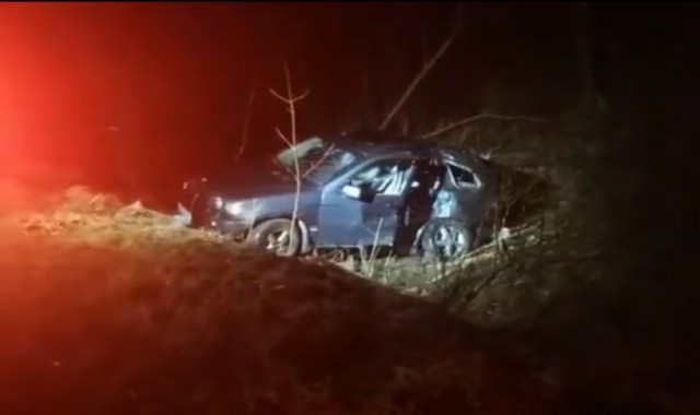 Под Пионерским внедорожник БМВ врезался в дерево: 22-летний пассажир погиб