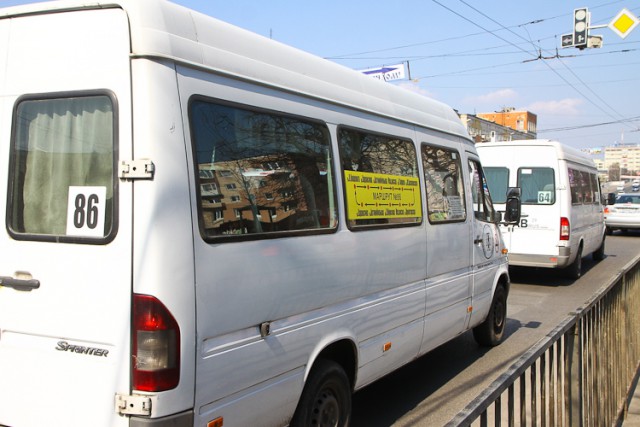 Жительница Калининграда засудила перевозчика за травмы после падения из задней двери маршрутки