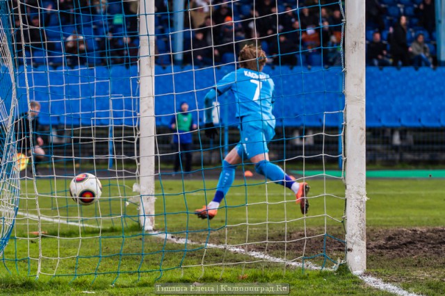 Единственный гол в матче забивает Александр Касьян