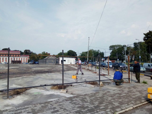 На месте промтоварного рынка в центре Калининграда устанавливают забор для строительства ТРЦ (фото)