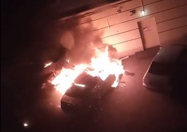 Ночью во дворе на Ленинском проспекте в Калининграде загорелся автомобиль