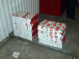 Литовец на БМВ пытался ввезти в регион 900 пачек сигарет в тайнике на пульте управления (фото)
