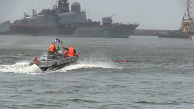 Во время репетиции Дня ВМФ в Балтийске двое военнослужащих упали с вертолёта в море (видео)