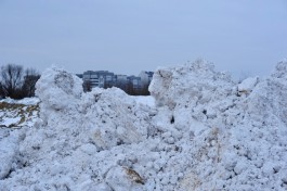 «Серо-белые горы»: куда вывозят тонны снега с улиц Калининграда (фото)