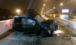 Ночью на эстакадном мосту в Калининграде автомобиль вылетел на тротуар