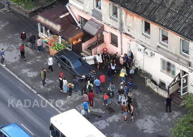 Очевидцы: На улице Гагарина в Калининграде «Мерседес» вылетел на тротуар и сбил ребёнка
