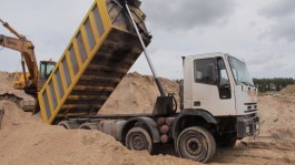 Полиция изъяла экскаваторы и грузовик с незаконного песчаного карьера в Зеленоградском округе (фото)