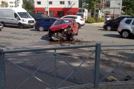 На улице Гагарина в Калининграде машина после ДТП вылетела на тротуар и сбила пешехода (дополнено)