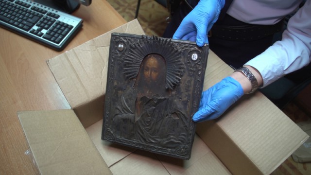 Житель Немана украл 13 тысяч евро и серебряную икону 1812 года, чтобы отремонтировать квартиру возлюбленной (видео)