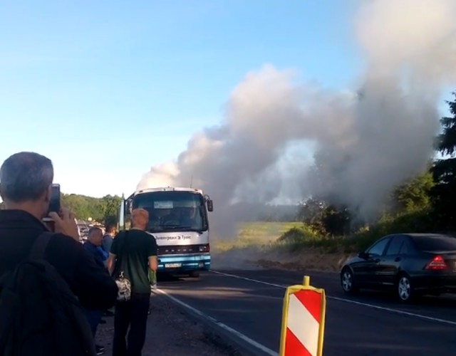 Очевидцы: Утром в посёлке Холмогоровка на ходу загорелся автобус Калининград — Пионерский (видео)