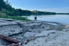 «Красный флаг»: пляж на Синявинском озере не открыли к купальному сезону из-за провала на берегу (фото)