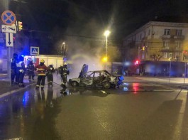 На Ленинском проспекте автомобиль врезался в дерево и загорелся: погиб пассажир