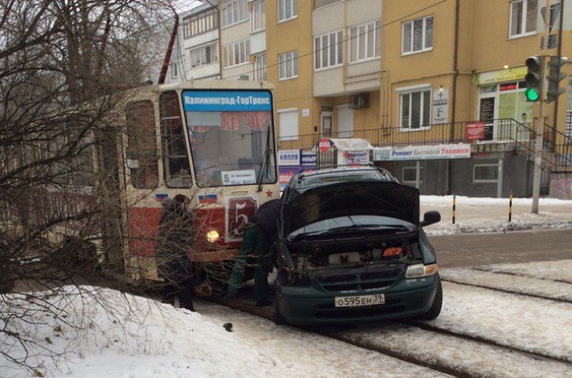 На Фестивальной аллее в Калининграде трамвай протаранил автомобиль