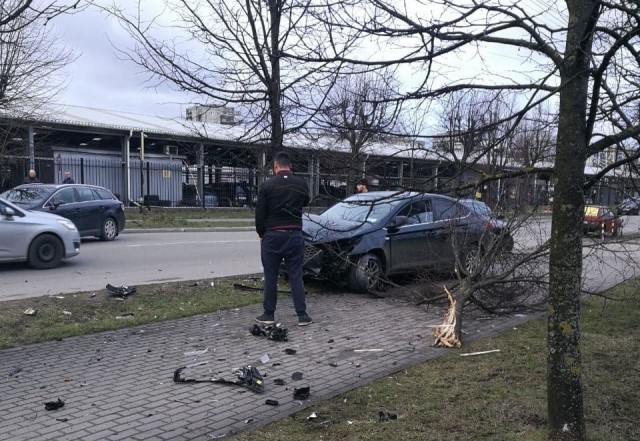 На Портовой в Калининграде «Хёндай» после столкновения вылетел на тротуар и снёс дерево