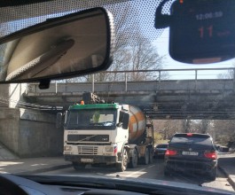 Под «мостом глупости» на улице Островского в Калининграде застряла бетономешалка