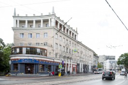 На проспекте Мира в Калининграде отремонтируют дом с колоннами 