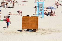 На пляже в Зеленоградске появится 21 кабинка для переодевания и робот для уборки мусора