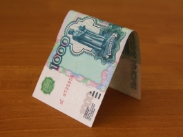 Рубль укрепился к мировым валютам