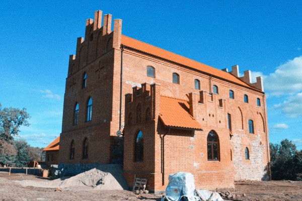 «Не про бизнес»: под Черняховском завершают ремонт фасада замка Георгенбург (фото)