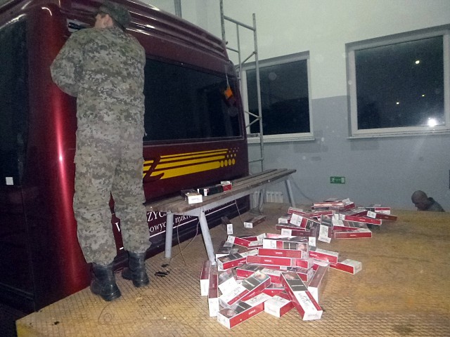 Поляк пытался вывезти из Калининградской области 17 кг сигарет в крыше автобуса