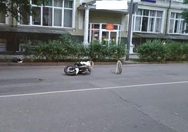 В Калининграде мотоциклист столкнулся с «легковушкой» и сбежал, бросив пострадавшего пассажира