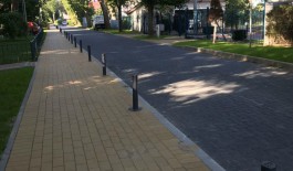 На трёх улицах Зеленоградска установили 350 противопарковочных столбиков