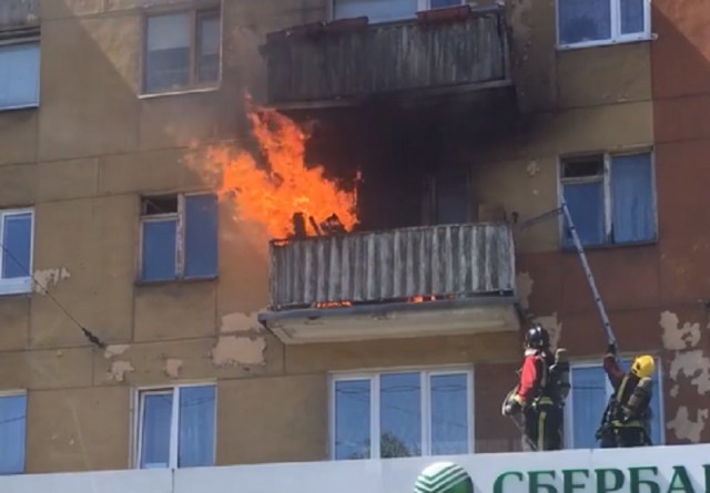 В доме на Ленинском проспекте в Калининграде загорелись балконы (видео)