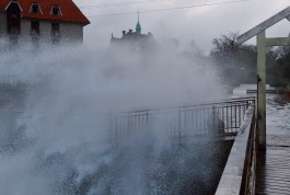 «Стучатся волны в парапет»: как бушует стихия на променаде в Зеленоградске
