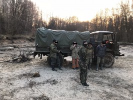 Бойцы ОМОН задержали группу чёрных копателей под Зеленоградском (фото, видео)