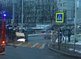 На Московском проспекте грузовик насмерть сбил женщину, переходившую дорогу с коляской (видео)