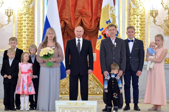 Путин вручил орден многодетной семье из Черняховска