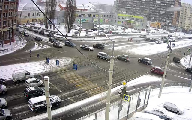 Из-за снегопада в Калининграде образовались десятибалльные пробки: власти просят отказаться от автомобилей