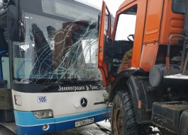 В Багратионовском округе пассажирский автобус столкнулся с «Камазом»