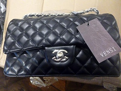 Таможенники задержали в порту Балтийска партию поддельных сумок Chanel