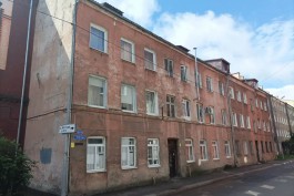 На улице 1812 года в Калининграде приступили к капремонту двух исторических домов с декором (фото)