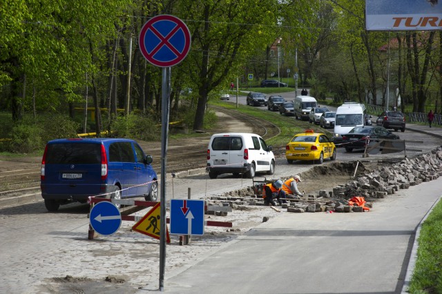 «Дорожный идиотизм»: как водители страдают из-за ремонта брусчатки на проспекта Мира в Калининграде (фото)