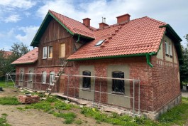 В центре Янтарного приступили к ремонту фасада старинного дома (фото)