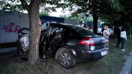 На Московском проспекте «Рено» врезался в дерево: водитель госпитализирован (фото)