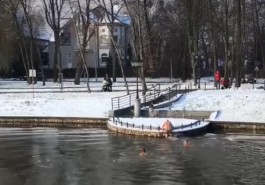 Калининградцы устроили зимний заплыв на Верхнем озере (видео)
