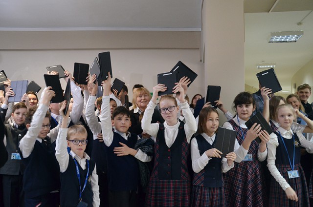 «Мы всегда рядом»: православная гимназия Калининграда получила новые подарки от основателя «Автотора»