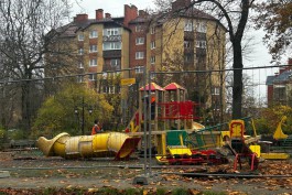 В Пионерском приступили к обустройству новой детской площадки в парке Карася (фото)