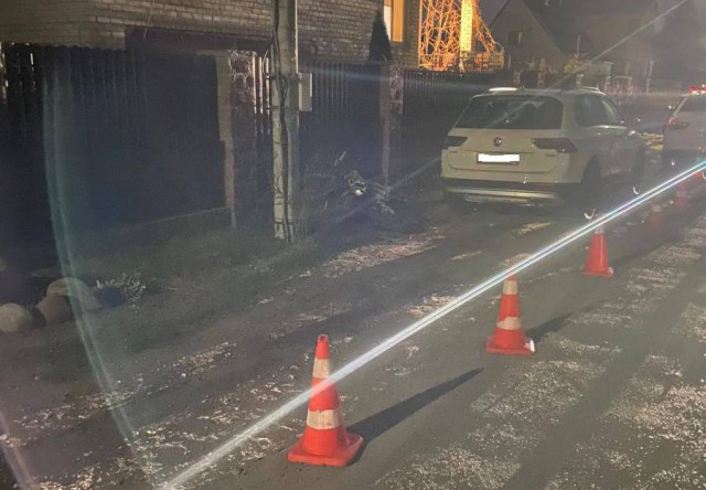 В Гурьевске подросток на питбайке врезался в припаркованный автомобиль