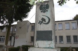 В Польше сняли серп и молот с обелиска в память о партизанах (фото)