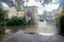 «Дождь и узкое горлышко»: в Калининграде затопило водно-моторный клуб «Волна» (фото)